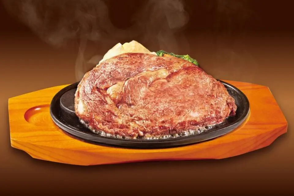 「Steak No Don」以「讓顧客吃得飽」為宗旨，提供各種豐盛的菜單。很多肉都超過300g！午餐和晚餐均可免費續加湯、米飯和麵包。如果您將牛排放在鐵板上貼著的滾燙的黑色圓形鐵丸上，您就能一直享受到滾燙的肉。