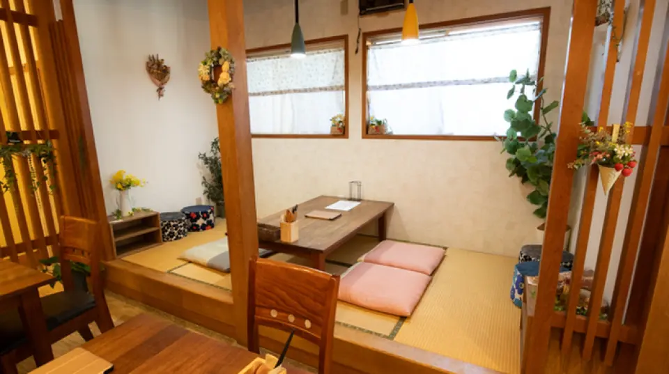 Both the exterior and interior of our shop have a natural, wood-based feel that is very appealing. The calming interior is decorated with flowers everywhere, and is very popular with women. The shop is equipped with counter seating, tables, and tatami rooms, so even solo diners can feel comfortable stopping by ◎ Families and customers with babies can also feel at ease.