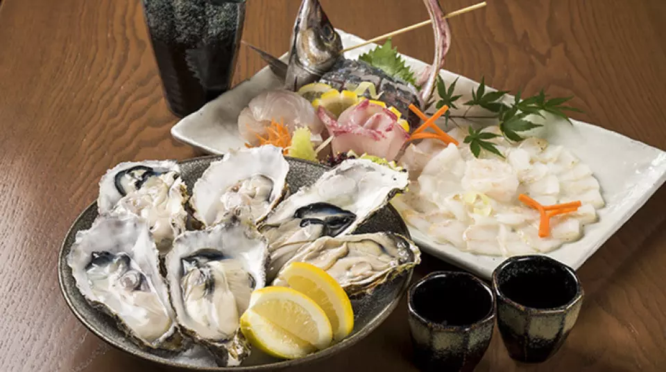Enjoy Hiroshima specialties to your heart's content at the Isoroku Bar. The brand of oysters "Kakimusume" grown in a designated marine area for raw consumption and Hiroshima's specialty conger eel sashimi are must-try items. In addition, we also have a wide variety of soul foods such as small sardine tempura, Miyake Suisan gansu, sea urchin horen, and okonomiyaki.