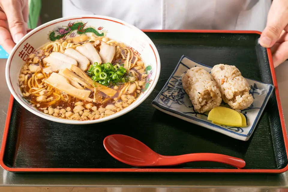 At our restaurant, we offer a lunch set of "Onomichi Ramen and Innoshima Soy Sauce Rice Balls (2 pieces)" that is full of local love. The combination of Onomichi Ramen's clear soy sauce-based soup and Innoshima's local cuisine with burdock, carrots, and chicken skin is a taste that you can only enjoy in Onomichi! On weekdays, we have a wide selection of set meals, including daily specials, so you can choose from a variety of set meals. Whether you're a local or a tourist, please enjoy your favorite set meal.