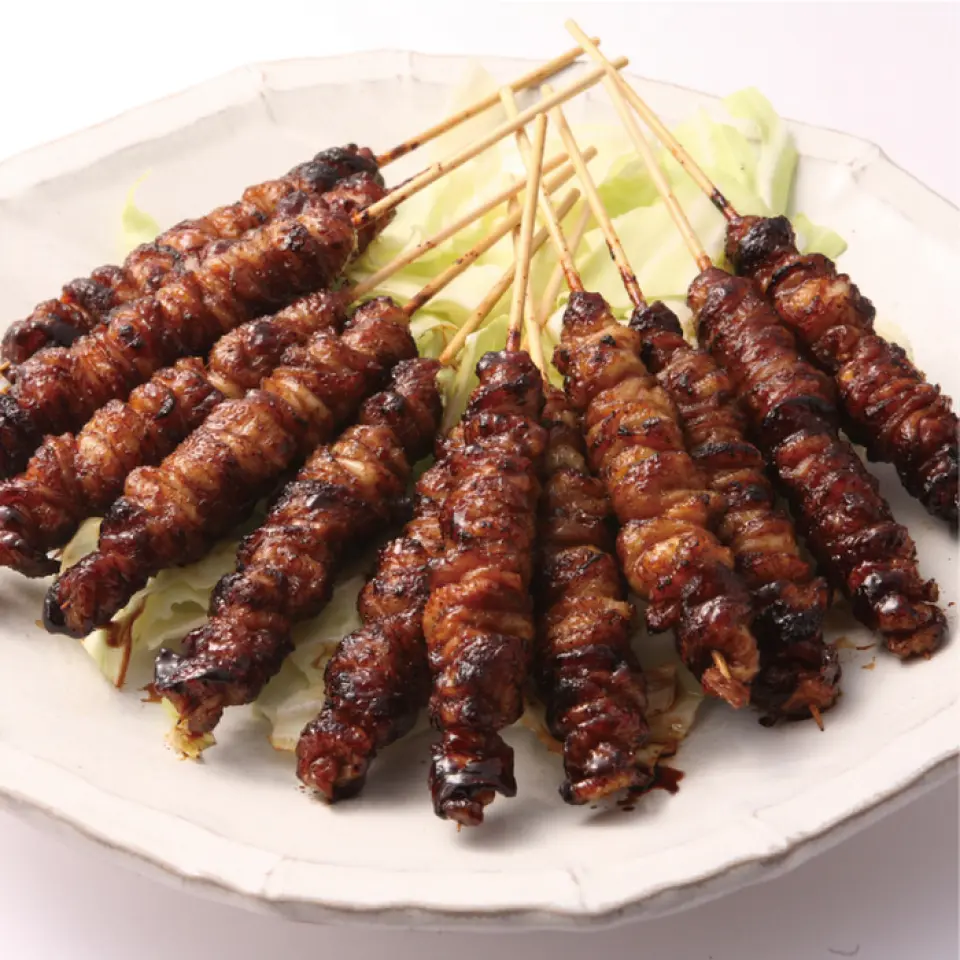 Hakata's new specialty, "Chicken Skin Skewers," are made with carefully selected parts of chicken, which are carefully skewered one by one by a craftsman, and then slowly pre-grilled over low heat. Excess fat is then removed. Once an order is placed, the chicken is grilled again until golden brown, making the outside crispy! The inside is chewy and juicy. It's no wonder that many people from within and outside the prefecture come for the chicken skin! In addition, "Hakata Bite-sized Gyoza," which uses domestic ingredients, mainly from Kyushu, is attractive for its crispy skin and overflowing meat juice!