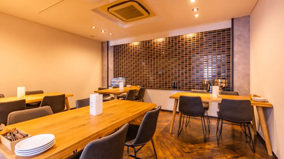 The interior of the restaurant is based on white, creating a calm atmosphere. There are 16 tables where you can relax with friends or family. There are also 6 counter seats where you can watch the cooking in front of you. Feel free to drop in for a drink after work or as a second stop. The fully private rooms for 2-4 people are perfect for a girls' night out or birthday party, as they can be rented out for private use, so feel free to come and hold a party of 10 or more people. We look forward to seeing you.