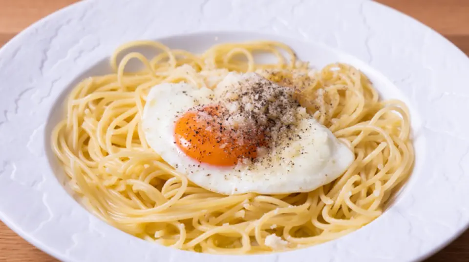 The specialty, "Poor Man's Pasta," uses chewy dal cuore. It is based on aglio e olio and finished with a soft-boiled fried egg, white truffle, and black pepper. There are also several other types of pasta available. We also recommend the Arrabiata, which has plenty of cheese flavor with no sourness and more spiciness. "Freshly sliced prosciutto" is served at 0.3 mm, which is considered the most delicious. It is sliced to order, so you can enjoy the melting texture and fresh flavor.
