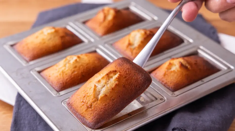 The "freshly baked financiers" are baked only after you place your order, and you can enjoy the sweet aroma that wafts through the air to your seat. They are brought to your seat in the mold and you can take a photo before serving them. You can experience the sensation of freshly baked food. The smooth cheesecake is accented with the aroma of tonka beans. It is also refreshing to have it topped with lemon peel ◎ The "fruit compote", which is vanilla ice cream topped with cinnamon-flavored apple paste, is also perfect as a palate cleanser.