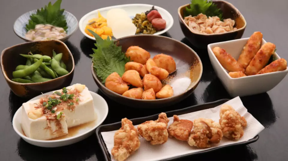 除了蔬菜串、捲串、海鮮串以外，還有「相撲」、「薩摩颯」等適合下酒的單點菜單。其中，「家康的薯條」是無與倫比的美味！如果您來博多出差或觀光，請隨時光臨！另外，搭配烤雞肉串的高麗菜也是福岡的一道主食。請與我們的招牌「秘密醬汁」一起享用。
