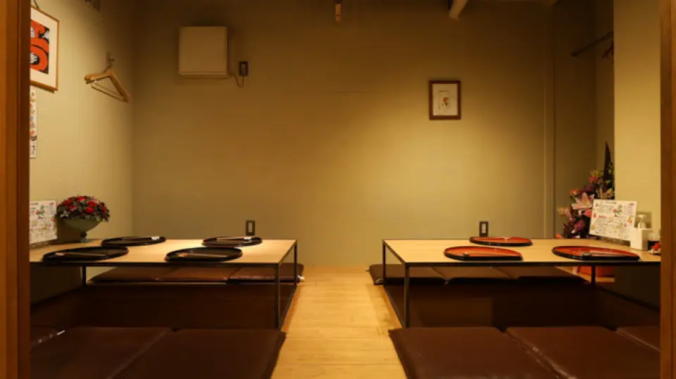 저희 레스토랑은 건물 1층 끝에 있습니다. 카운터와 테이블 좌석이 있으며, 최대 12명까지 앉을 수 있는 움푹 들어간 코타츠 테이블이 있는 개인실도 있습니다. 많은 단골 손님이 매니저와 대화를 즐기기 위해 찾아옵니다. 저희는 매일 다시 오고 싶어질 가정식 요리와 분위기로 매우 매력적인 레스토랑을 만들었습니다. 저희는 혼자 식사하는 손님과 활기찬 파티를 모두 환영합니다. 긴장하지 않고도 손에 좋은 음료를 들고 편안한 시간을 즐기러 오세요.
