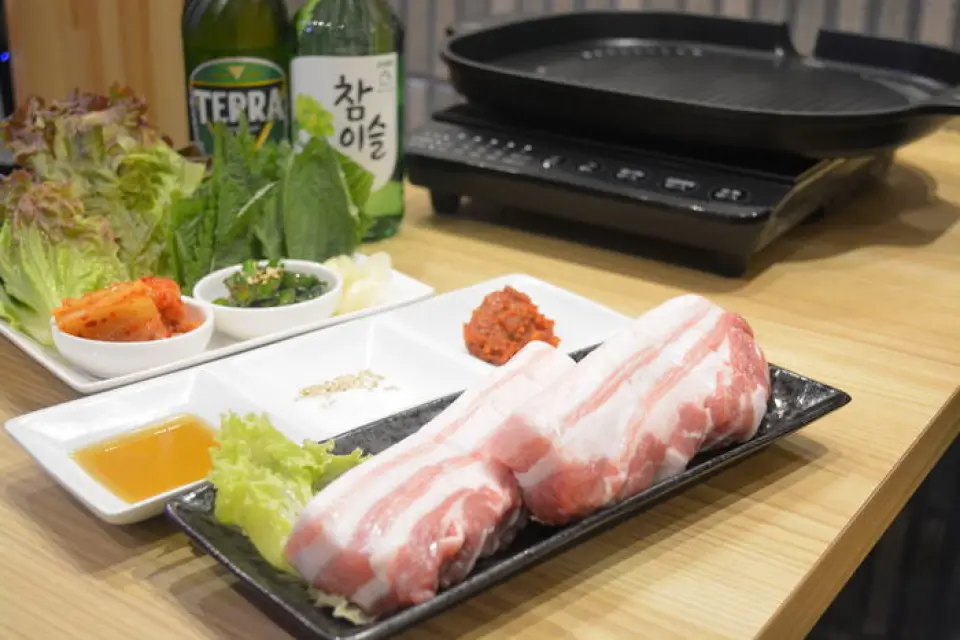 The most recommended dish is the "Samgyeopsal" which is crispy grilled pork, homemade miso, and other ingredients wrapped in leaves. First off, we recommend the "Samgyeopsal Set" which comes with kimchi and other accompaniments. There are also plenty of courses available, such as the "Combination Set". There is also a full a la carte menu so you can enjoy your meal right to the end! Our menu is made with care and is carefully prepared in the store every day. There is also a daily recommended menu, so you can enjoy a wide range of dishes.