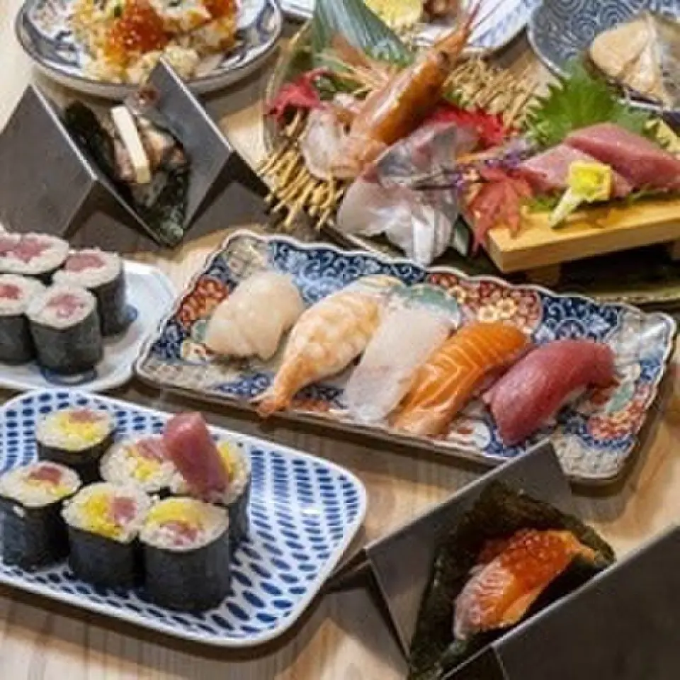 You can enjoy high-quality ingredients such as bluefin tuna, as well as exquisite dishes such as sashimi, fried foods, and simmered dishes to your heart's content. We also offer an all-you-can-drink plan, and for an additional 1,000 yen you can upgrade your sake! In addition to the courses, we always have over 100 types of menu items available. Please come and visit us for a year-end or New Year's party or a drink after work.