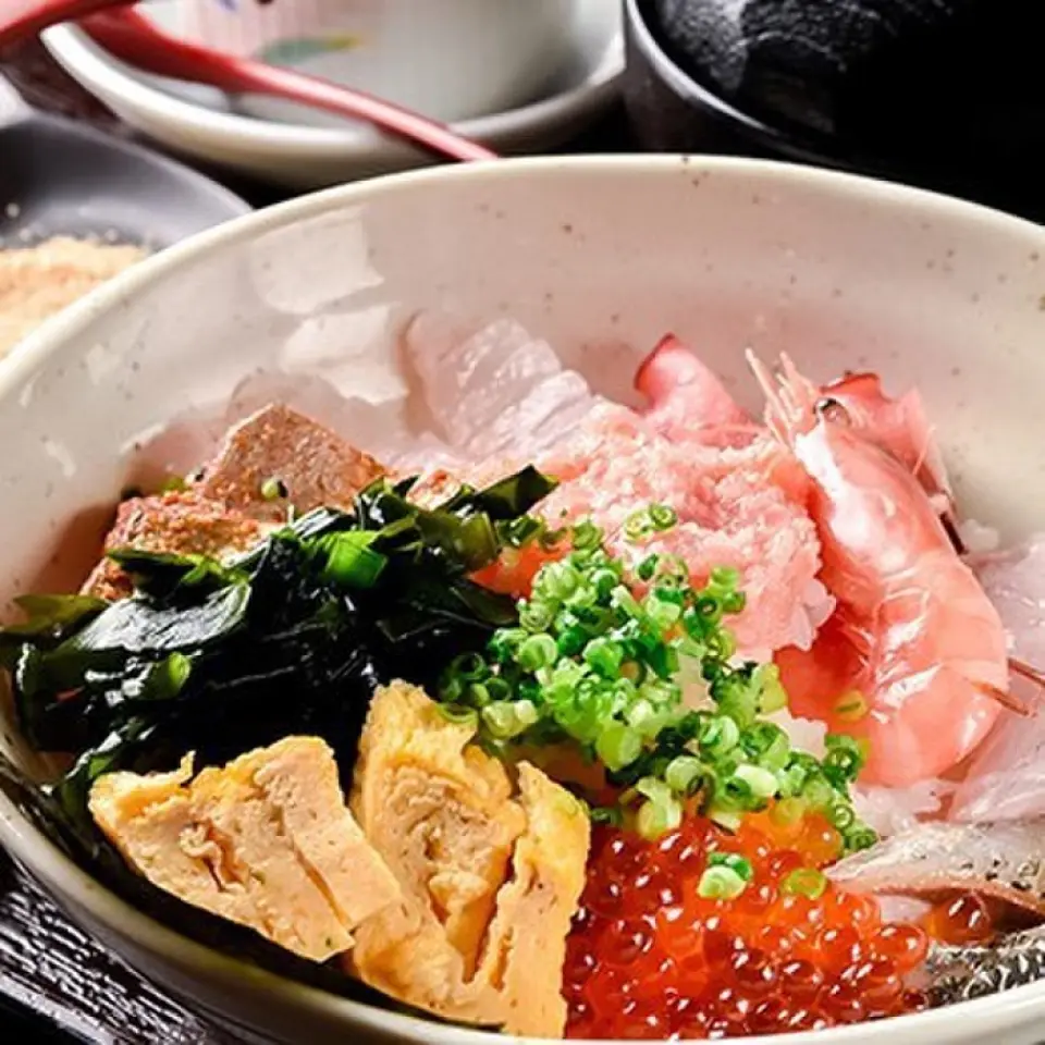 The "Special Seafood Bowl Set Meal" is only available at lunchtime at Izumida Gion store. It comes with an appetizer, soup, and chawanmushi, and costs just 950 yen including tax! It's a great value lunch. The set also includes soup stock for making ochazuke at the end, so you can enjoy it twice at once, making it a great value lunch. There are also limited lunches depending on the season.