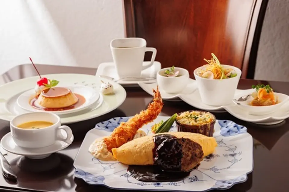 融入懷舊的西餐主食。 3種時令開胃小菜，懷舊的昭和蛋包飯，西餐廳經典的100%牛肉漢堡，炸蝦，通心粉，焗烤，土豆沙拉，還有豐盛的午餐！