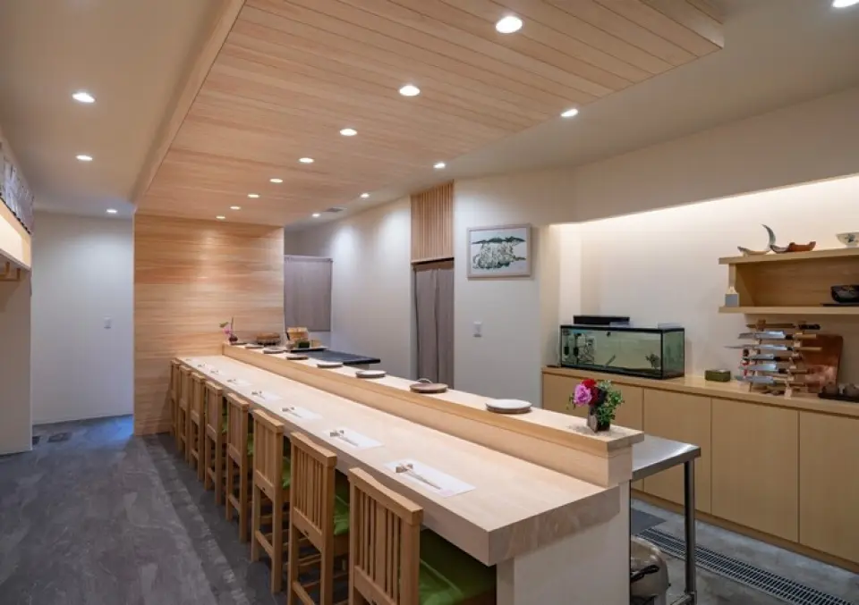 The restaurant has a bright and clean white interior. Enjoy high-quality cuisine in a calming Japanese atmosphere. The plain wood counter seats are made with different styles and are divided into two areas: one where charcoal grilled and fried foods are prepared, and one where sushi is made and served right in front of you. In addition, tatami-mat seating is also available. This is a purely Japanese-style room with sliding doors, shoji screens, and impressive single-piece boards, and can accommodate banquets of up to 20 people. Please feel free to use it for business dinners, family gatherings, etc.
