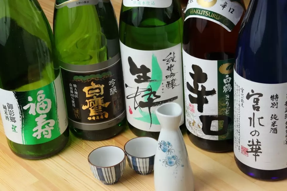 本店唯一提供的日本酒是「灘的當地酒」。嚴選的灘清酒常備有4～5種左右的庫存。這是一道強烈推薦的菜，你一定要嘗試。此外，還有生啤酒、高球啤酒、初海、燒酒、梅酒等豐富的產品陣容。享用使用新鮮海鮮製成的正宗江戶前壽司、各種單點菜餚以及我們的招牌清酒。
