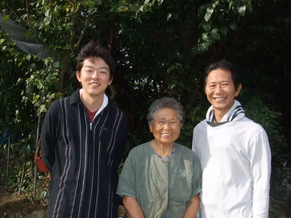 엄격한 위생 관리 시스템 하에 철저히 검사된 와규 소고기는 계약 농장에서 직접 배송됩니다. 또한 히로시마의 현지 계약 농장 "시모나카 농장"의 유기농 야채를 숯불로 구워서 즐기실 수 있습니다.