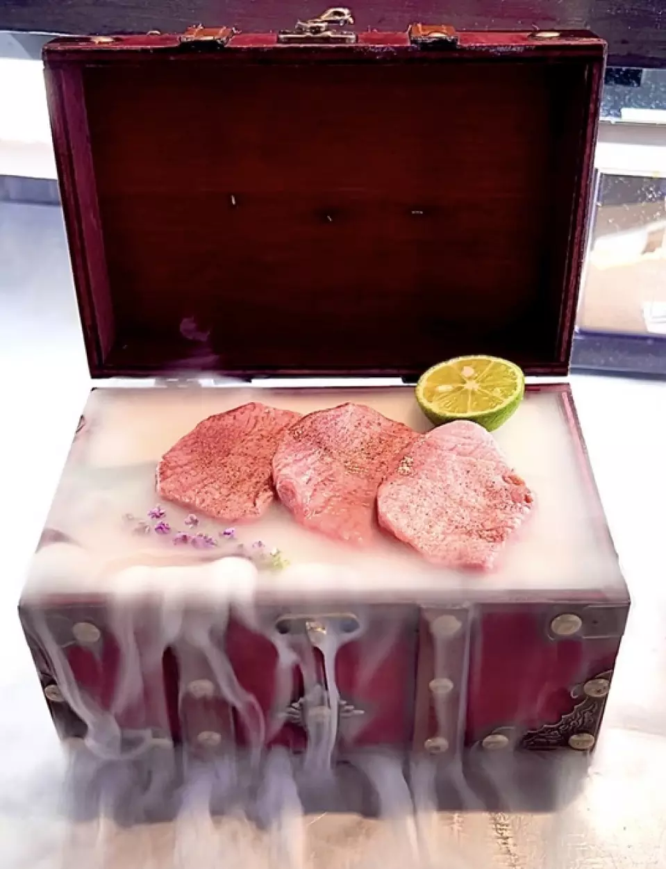 如果您订购特定肉类，例如夏多布里昂 (Chateaubriand) 或夏多布里坦 (Chateaubritan)，我们将用宝盒或干冰提供肉类。 *根据店内情况，如店满时，可能会因宝箱效果等原因而无法提供。如有兴趣，请提前告知工作人员。