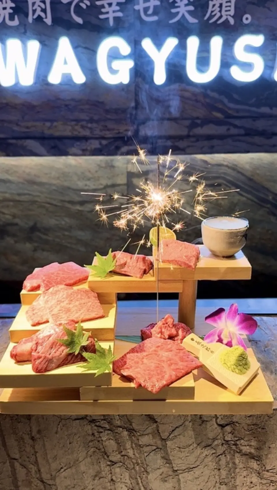 我们还为庆祝和惊喜准备了特别表演，例如烟花、干冰和宝箱表演。如果您提前联系我们，我们可以讨论提供哪些产品和时间。适用于生日和庆祝活动等特殊场合。 *照片为7种七兰