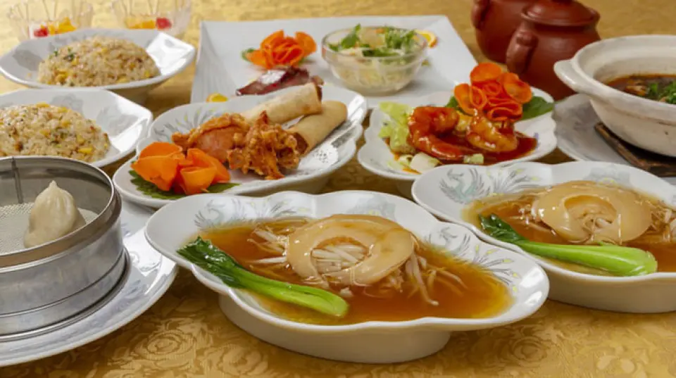 「Tabelog限定特别套餐」每人赠送一份炖鱼翅，还有麻婆豆腐、炒饭等多种标准菜品。仅在 Tabelog 上提供特价。此外，“双人套餐”还包括炖鱼翅和鱼翅汤的豪华菜单，以及辣椒酱大虾和烤海鲜，以及自制黑芝麻饺子和杏仁豆腐等甜点。可以为奇数人数（例如 5 人）进行预订。搭配蚝油炖鲍鱼的“福套餐”也非常推荐。