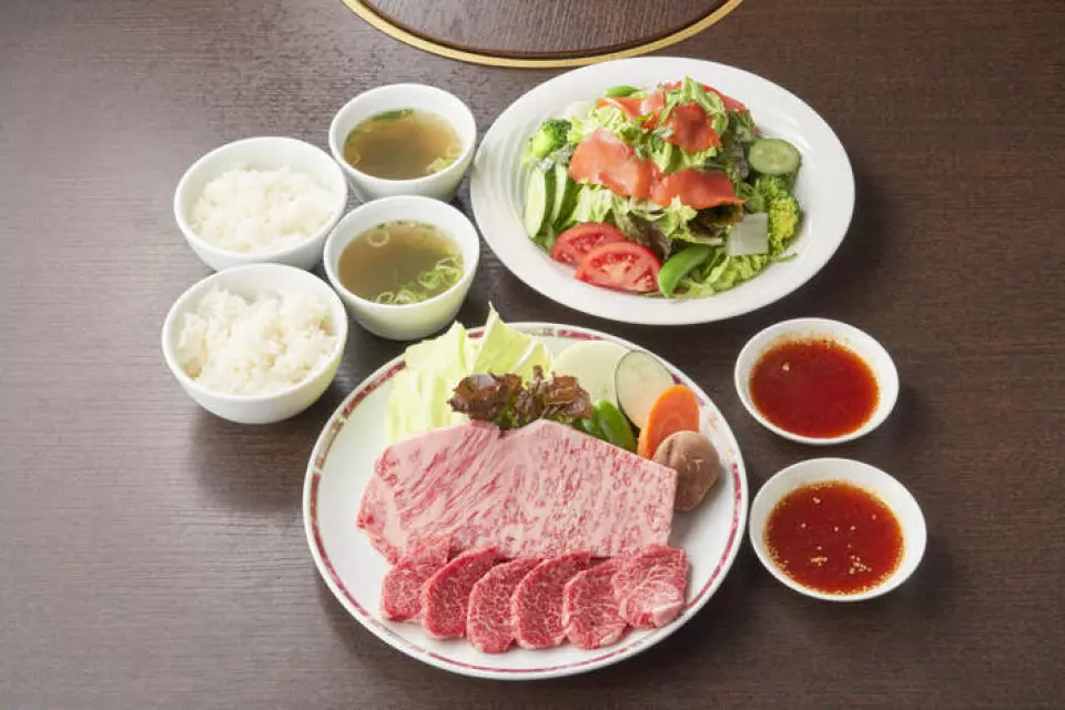 套餐共有四種，旨在讓您享受均衡的菜單。其中，強烈推薦「若菜套餐」。這是一道非常令人滿意的套餐，您可以享用Chiya牛肉的瘦肉、裡肌肉和小排骨，以及使用批發商直送的新鮮蔬菜製成的沙拉和烤蔬菜。非常適合宴會和酒會◎此外，餐廳每天提供數量有限的時令食材和稀有肉類。