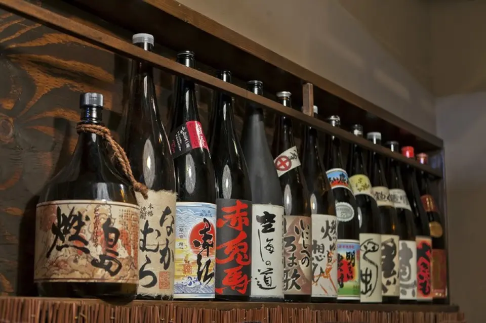 Chúng tôi đặc biệt chú trọng đến đồ uống và có nhiều lựa chọn về rượu shochu, rượu sake và rượu mận.