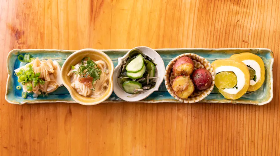 我們的餐廳以其健康美食而自豪。其中，他們的特色菜是 Otoshi，有 6 種不同的菜單項目。我們提供多種菜餚，因為我們希望您多吃蔬菜。使用對身體溫和的食材和調味料是其魅力之一。與酒完美搭配，深受單身顧客的喜愛。