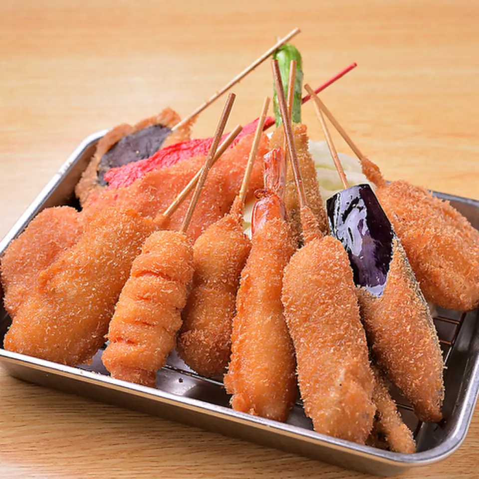 横纲著名的炸串在食材、面糊和油方面都经过精心制作，使其外脆里嫩。炸串是收到订单后油炸的，所以您可以享受热腾腾的炸串！另外，工匠反复试验调制出的秘制酱汁与炸串简直绝配！请注意，禁止双重浸泡！不够的话就和白菜一起挖出来串起来吧♪