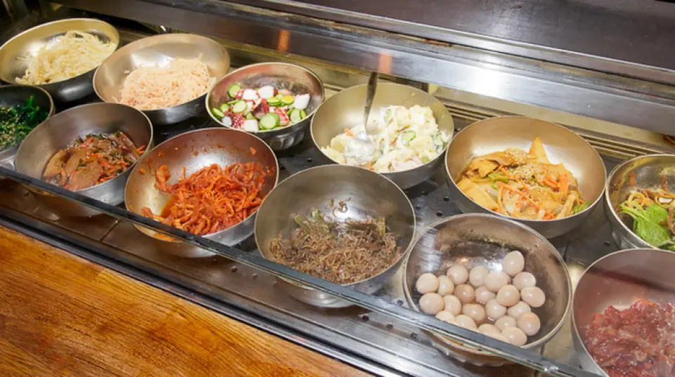 可以選擇前菜的種類是本店的魅力之一。當團體參觀時，我們會為每個團體提供不同的菜餚，以便您可以享受各種菜餚。菜單上有人氣的“芝士雞排”和“烤肉”，還有各種適合下酒的小吃。