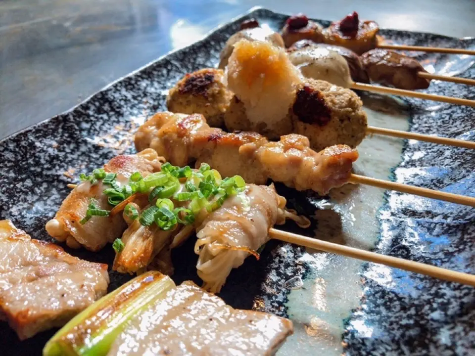 We also recommend the skewers, which are grilled on the same large iron plate as the okonomiyaki! The owner trained in Osaka and has honed his skills to grill these masterpieces, which are carefully prepared one by one using selected ingredients. Popular menu items include "Asparagus wrapped in pork" served with a special mayonnaise sauce, "Shiso wrapped in pork" with refreshing pickled plum, and "Green onion salt sauce and sesame sauce" which is perfect as a drinking snack. ◎ We also have a wide selection of a la carte dishes that go perfectly with highballs.