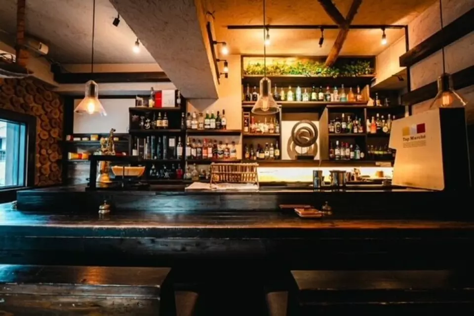 本店设有齐全的酒窖，常备有10种左右的葡萄酒。深受顾客欢迎的智利珍藏酒，酒体饱满，与浓郁的奶酪相得益彰。对于蓝纹奶酪，我们推荐夏朗德皮诺（Pinot des Charentes），它具有甜甜的、类似李子酒的味道。威士忌有约20种，其中还有波本威士忌和日本威士忌。我们还回应客户对鸡尾酒的要求，因此请随时告知我们。