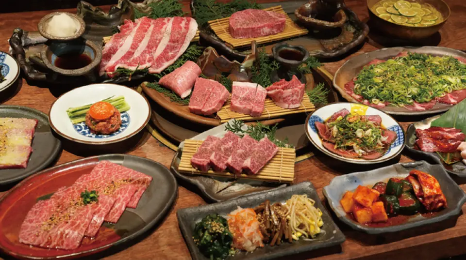 除了肉类之外，我们还提供各种配菜。您可以享用大量自制的韩式泡菜、泡菜、石锅拌饭等米饭和汤，还有甜点来结束您的用餐！请在与朋友的休闲聚会、家庭聚餐、约会、公司宴会、酒会等各种场合使用。