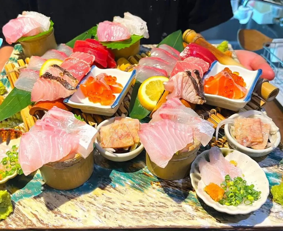 Saihei's proud sashimi platter is available from 1,600 yen for one person (2 people). Fresh fish is delivered directly from Nagahama Market, so it is extremely fresh! 90% of our customers order the sashimi platter, which is 90% of the cost price.