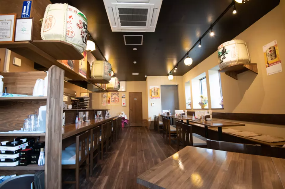 5 minutes walk from the west exit of Wakayama Station. Why not stop by Yakiton Byakko near the station for a quick yakiton and a glass of sake? The restaurant is equipped with counter seats, perfect for solo dining or a date, as well as table seats for relaxing with family and friends. The casual atmosphere makes it easy to relax and enjoy lunch or a quick drink! Yakiton and local sake are especially great for a tired body after work!