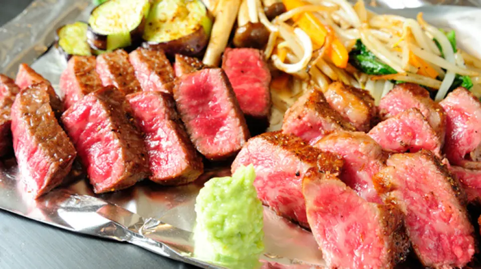 We have a wide variety of courses to suit a variety of occasions! We recommend the Kobe Beef Teppanyaki Course. It includes a Kobe Beef Lean Steak, grilled vegetables, a soft drink, and even dessert, all for 3,800 yen. You can choose the grams of meat or the rank of the meat, so please enjoy it as you like. We also have other great value lunch plans, and plans where you can choose beef shabu-shabu or sukiyaki. Please use it for entertaining, business dinners, and special occasions!
