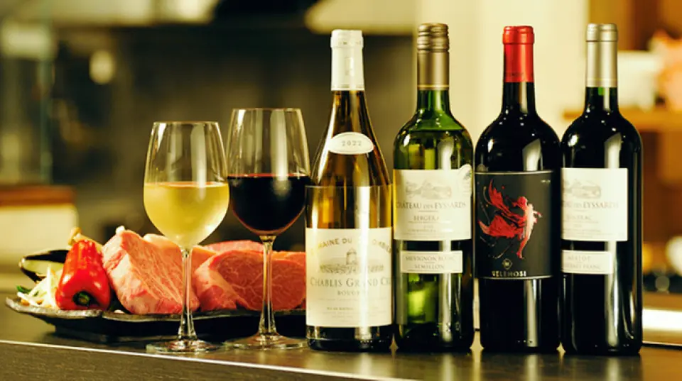 We have a wide selection of wines and champagne, carefully selected according to the season. We offer over 10 types of wine, ranging from light whites to full-bodied reds. You can also order by the bottle, so you can enjoy your favorite bottle. We also offer meal pairings, so please feel free to ask. We also offer a wide variety of other drinks, including beer, sours, and shochu. If you want to drink a lot, we recommend our all-you-can-drink plan.