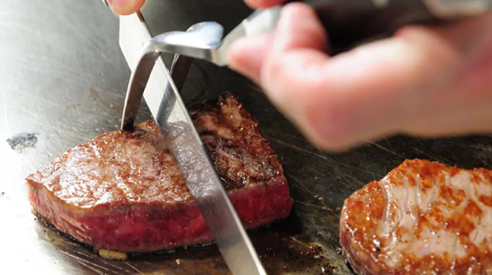 Our pride and joy is our carefully selected Kobe beef. Our chefs grill it right in front of you, bringing out the best in the ingredients. We have a wide selection of cuts, including rare cuts, fillet, chateaubriand, liver, skirt steak, and beef tendon with ponzu sauce. We also recommend fresh seafood dishes such as butter-grilled scallops and garlic-grilled Akashi octopus. Enjoy them with our recommended sirloin steak.