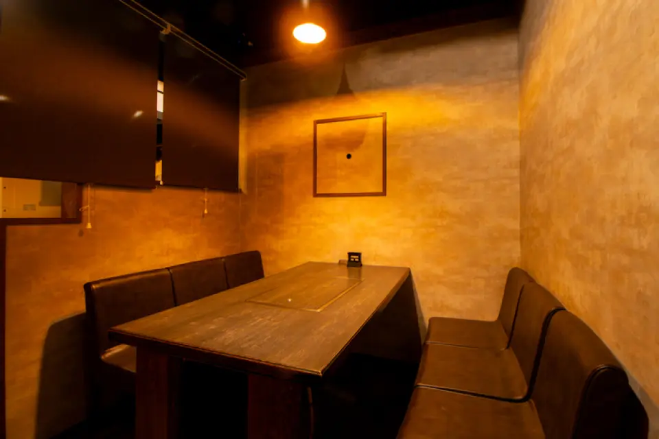 The calming interior with its warm colors is a hideaway space where adults gather. There are 25 seats in total, including a special counter seat where the meat is grilled right in front of you. Enjoy the sound and aroma of the meat being grilled with all your senses. In addition, the tables that can seat up to 15 people are also recommended for large gatherings. We also accept reservations for private use, making it ideal for banquets and celebrations. It is also easily accessible, being just a one-minute walk from Sannomiya Station. Perfect for dates, special occasions, and everyday use◎