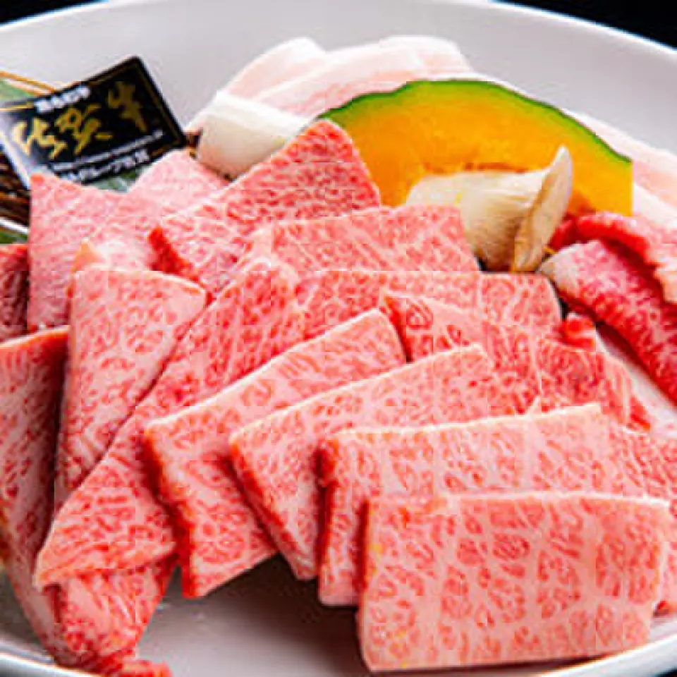 自從我們從一家肉店起家以來，我們相信我們對肉類的承諾是首屈一指的。我們只提供嚴選的食材，包括以甜味和豐富脂肪而聞名的「佐賀牛」以及A5級黑毛和牛。每一塊都是在我們自己的工廠每天切割，當天送到店裡，所以非常新鮮。盡情享受我們引以為傲的佐賀牛肉。