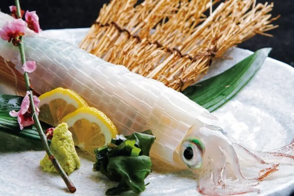 We deliver fresh spear squid procured from Yobuko, a thriving squid fishing area, in sashimi! The squid is freshly taken out of the fish tank in the restaurant, so it's super fresh. Enjoy the sweetness of the clear flesh. From 5pm to 8pm, we offer it at a limited price of 1,980 yen, instead of the usual price of 2,980 yen! Please note that we may not have the squid in stock due to weather conditions, etc.