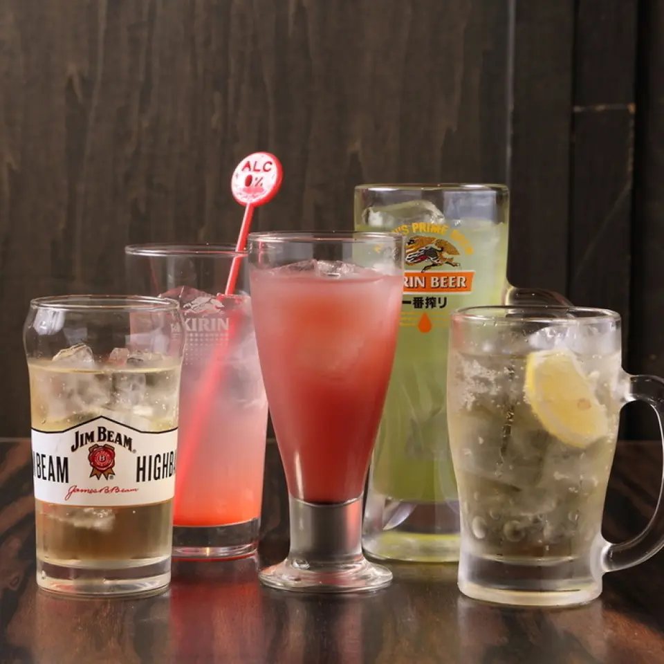 We have over 80 types of drinks, starting at 330 yen (363 yen including tax), and we offer Asahi Super Dry beer. We also sell high-value products such as Dassai, Dassai shochu, and Crazy Lemon.