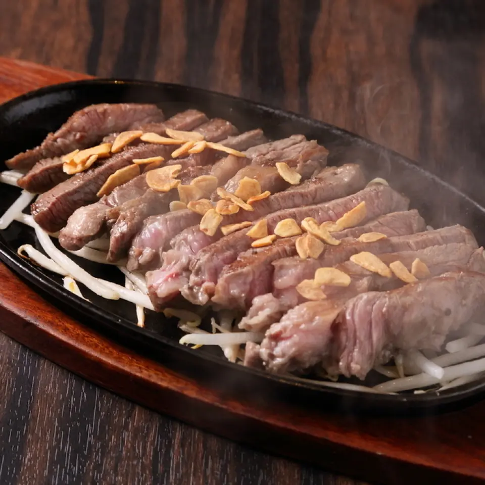 Our signature half-pound steak, fluffy and tender grilled yam. The hearty and flavorful US Angus beef steak is perfect for sharing with friends, and you can choose from a wide variety of flavors, including the fluffy and tender grilled yam. Each teppanyaki dish is handmade to order, so please enjoy our delicious teppanyaki.