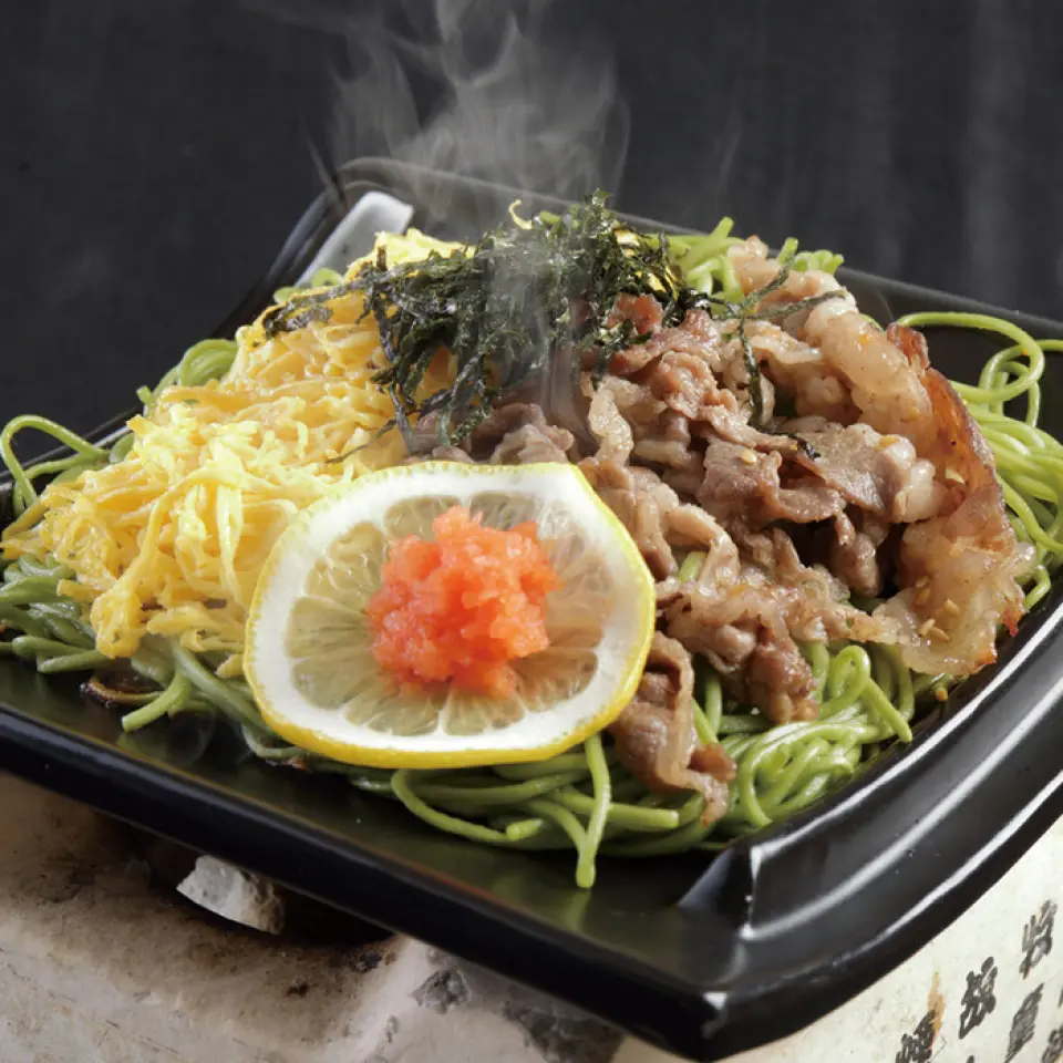 山口縣的靈魂食品代表－河原蕎麥麵也值得推薦。可以品嚐到茶蕎麥麵的酥脆、燒焦的口感和從茶蕎麥麵散發出來的濃郁香氣。您可以使用肉和玉米餅等食材為菜餚增添色彩和風味。您也可以將其作為最後一道菜餚享用。另外，也提供使用縣內蔬菜製作的天婦羅，請與蕎麥麵一起享用。
