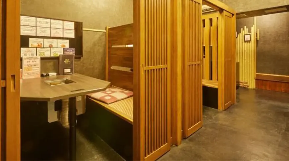 Our restaurant is fully equipped with private rooms so that customers can relax and enjoy their meals. We have separate smoking and non-smoking areas, so we also have private rooms where smokers can smoke. The lattice private rooms with table seating that can accommodate up to four people are popular with couples. The private tatami room can be connected to the next room and can accommodate up to 20 people, making it ideal for banquets. The private rooms with sunken kotatsu tables are perfect for families. Even customers with children can enjoy a comfortable time without having to worry about those around them.