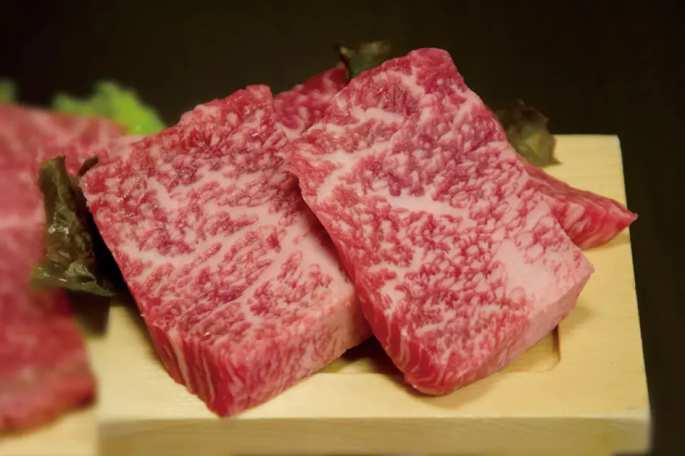 Our pride and joy is the Nozaki Beef, the finest Japanese black beef raised under strict management in Kagoshima. It is the first branded beef in Japan to be named after an individual, and is an excellent Japanese beef that won the highest award for two consecutive years, a first in history, at the National Beef Cattle Skill Competition. We purchase an entire Nozaki Beef cow and offer carefully selected "rare cuts" and "red meat" that are rarely available. Good meat has a different fat content. Come to our restaurant to experience this truly high-quality, delicious meat.