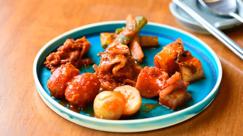 我们使用自家种植的蔬菜，让您可以安心享用。泡菜中使用的大白菜、萝卜、三酒都是自家种植的。我们还种植辣椒和大蒜，我们不使用任何化学调味料。泡菜可以外卖，也可以在网上购买。我们还推荐“海鲜煎饼”，里面充满了海鲜，而且酥脆。汤汁的味道很浓郁，可以享受到在其他餐厅很难找到的口感。