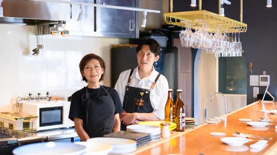 我们的店是由韩国父母和儿子经营的，有一种温馨的氛围，让顾客感到安心。我的妈妈有做零食妈妈的经验，负责做饭。我们提供由韩国厨师烹制的正宗韩国家常菜。侍酒师的儿子已经担任侍酒师10年了。请品尝与菜肴相搭配的天然葡萄酒。