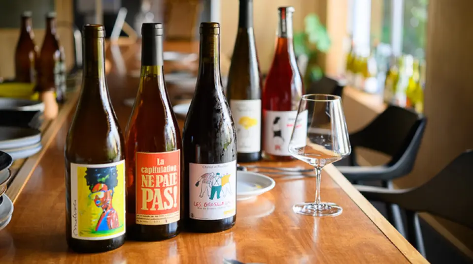 请品尝我们的天然葡萄酒和韩国美食。酒是由侍酒师挑选的，是从我们当时遇到的酒中购买的，菜单上没有列出。我们提供的服务价格不会太贵，因此请随时与我们联系。