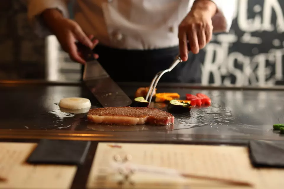 At the Teppanyaki Kobe Beef Live House, the chef will answer simple questions like "What kind of beef is Kobe beef?", reveal the secrets of Kobe beef's deliciousness, and give tips on how to eat it deliciously, all while performing on a teppanyaki grill in front of you. Everyone will be captivated by the live performance that stimulates the five senses of the eyes, ears, nose, lips, and tongue one after another.