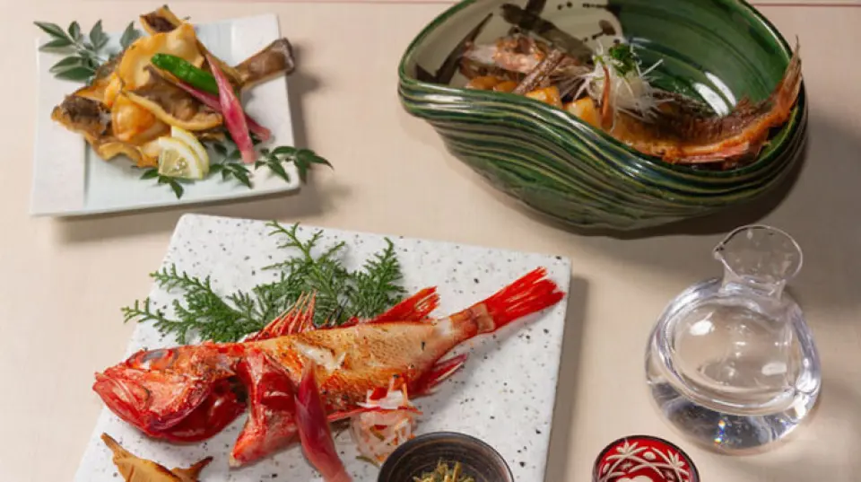 ที่ร้านอาหารของเรา คุณสามารถเพลิดเพลินกับซูชิที่ทำจากวัตถุดิบที่คัดสรรมาอย่างดีแบบสบายๆ คุณสามารถเพลิดเพลินกับอาหารหลากสีสันและสวยงามหลากหลาย รวมถึงซูชิเอโดมาเอะ! เสน่ห์อยู่ที่วัตถุดิบสดใหม่ที่คัดสรรมาจากทั่วประเทศญี่ปุ่นอย่างพิถีพิถัน โทโยสุจากคันโต เราซื้อวัตถุดิบคุณภาพสูงจากไมซูรุในภูมิภาคคันไซทุกวัน นอกจากนี้เรายังมีเมนูอาหารตามสั่งให้เลือกมากมาย ○ เราแนะนำเป็นพิเศษคือปลาไหลย่างและเทมปุระปลาไหล ♪ เมนูอาจมีการเปลี่ยนแปลงขึ้นอยู่กับเงื่อนไขการซื้อ แต่เราจะจัดเตรียมอาหารที่ใช้วัตถุดิบคุณภาพสูงในแต่ละวัน .