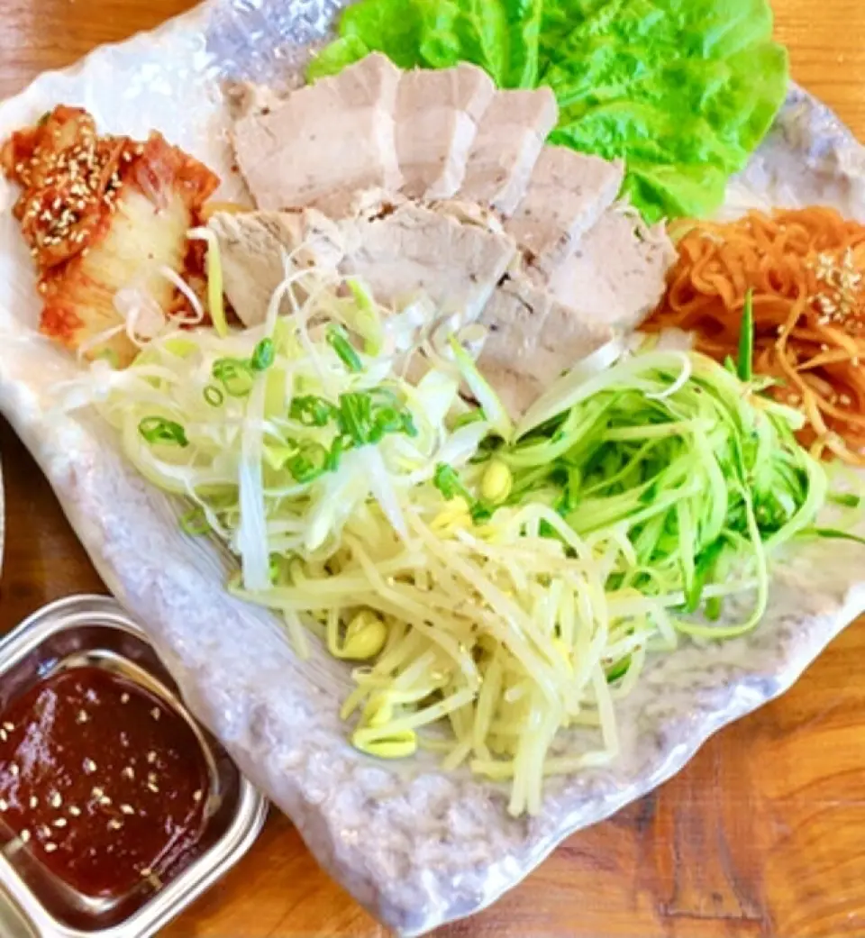 「蒸猪肉」是一道可以品尝到精心烹制的国产五花肉的菜肴，味道鲜美，肉质细嫩。这道充满活力的适合聚会的菜肴配有泡菜、韩式泡菜和大葱，是视觉和味觉的盛宴。我们有两种调味品：自制chojang（一种甜辣的辣椒醋味噌酱）以及盐和胡椒。不仅可以单独享用，还推荐用奇莎包裹起来，+638日元起订购◎随心所欲地享用♪