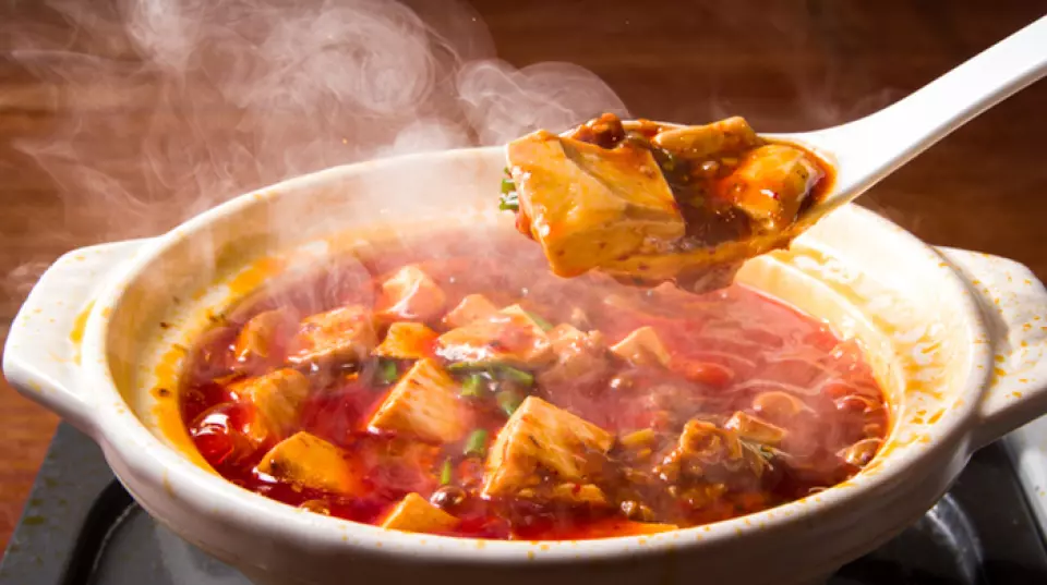 他們的招牌菜「百年麻婆豆腐」是一道正宗辣味十足的菜餚。有兩種類型可供選擇：“紅色”和“黑色”。如果你想嚐嚐正宗的四川辣，就試試「紅」吧。 「黑」是比較好吃的版本，辣度稍低，所以即使是不喜歡太辣的人也可以享用。