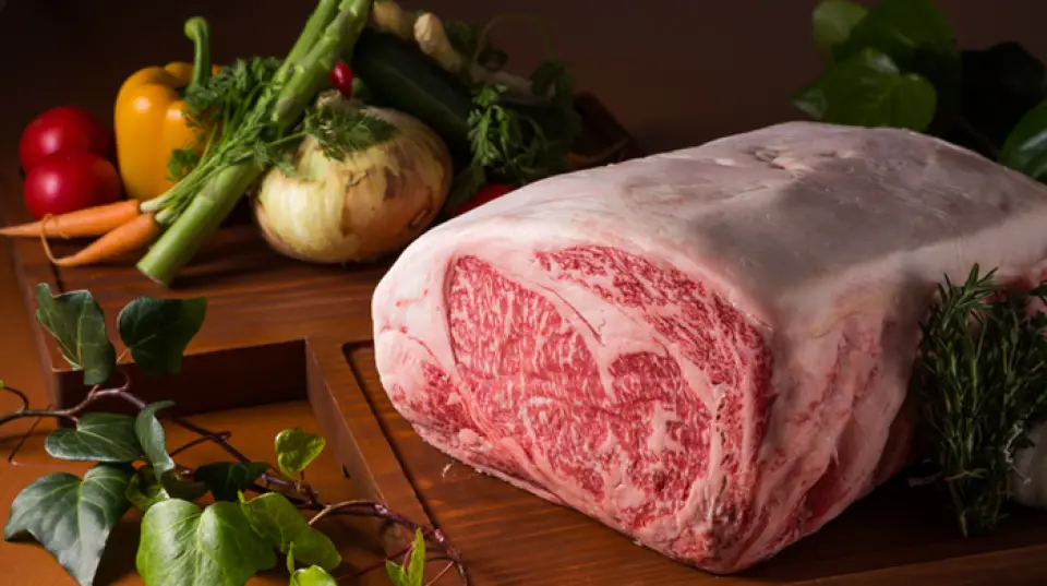 Bạn có thể chọn loại và cách kết hợp thịt cho món lẩu. Chúng tôi cung cấp thịt bò Hakata Wagyu được nuôi dưỡng cẩn thận bởi những người nông dân đã đăng ký ở Tỉnh Fukuoka. Thịt lợn được làm bằng các loại thịt được lựa chọn cẩn thận từ Kyushu, chẳng hạn như "thịt lợn Okinawa Agu", "thịt lợn Minou Aka" từ Riverwild ở Thành phố Ukiha và "thịt lợn Raizan" từ Trang trại Ý tưởng Itoshima, và được chế biến thành món súp bằng cách đập vỡ bờ hành lá thái nhỏ để ráo, khi chín thì múc các nguyên liệu ra. Sau đó thêm nước sốt và thưởng thức hương vị của thịt chất lượng cao.