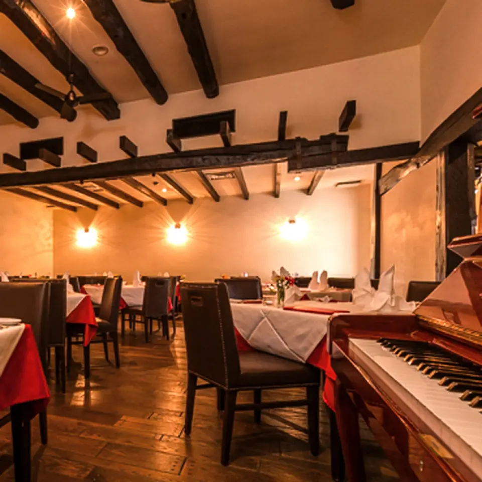 Cửa hàng có nội thất sang trọng và màu sắc nhẹ nhàng. Có nhạc piano jazz trực tiếp hàng ngày trong thời gian ăn tối từ 7 giờ tối đến 9 giờ tối. Tiếng đàn piano vang vọng trong không gian rộng rãi tạo nên khoảnh khắc đặc biệt. Chúc bạn có một buổi tối thật vui vẻ bên những người thân yêu. Chúng tôi còn có phòng riêng rộng rãi để giải trí và tổ chức tiệc tối. Nó có thể được sử dụng cho nhiều dịp khác nhau, chẳng hạn như ăn tối cùng gia đình và kỷ niệm các ngày kỷ niệm. Chúng tôi cũng chấp nhận các yêu cầu liên quan đến việc cho thuê tư nhân, vì vậy vui lòng liên hệ với chúng tôi.